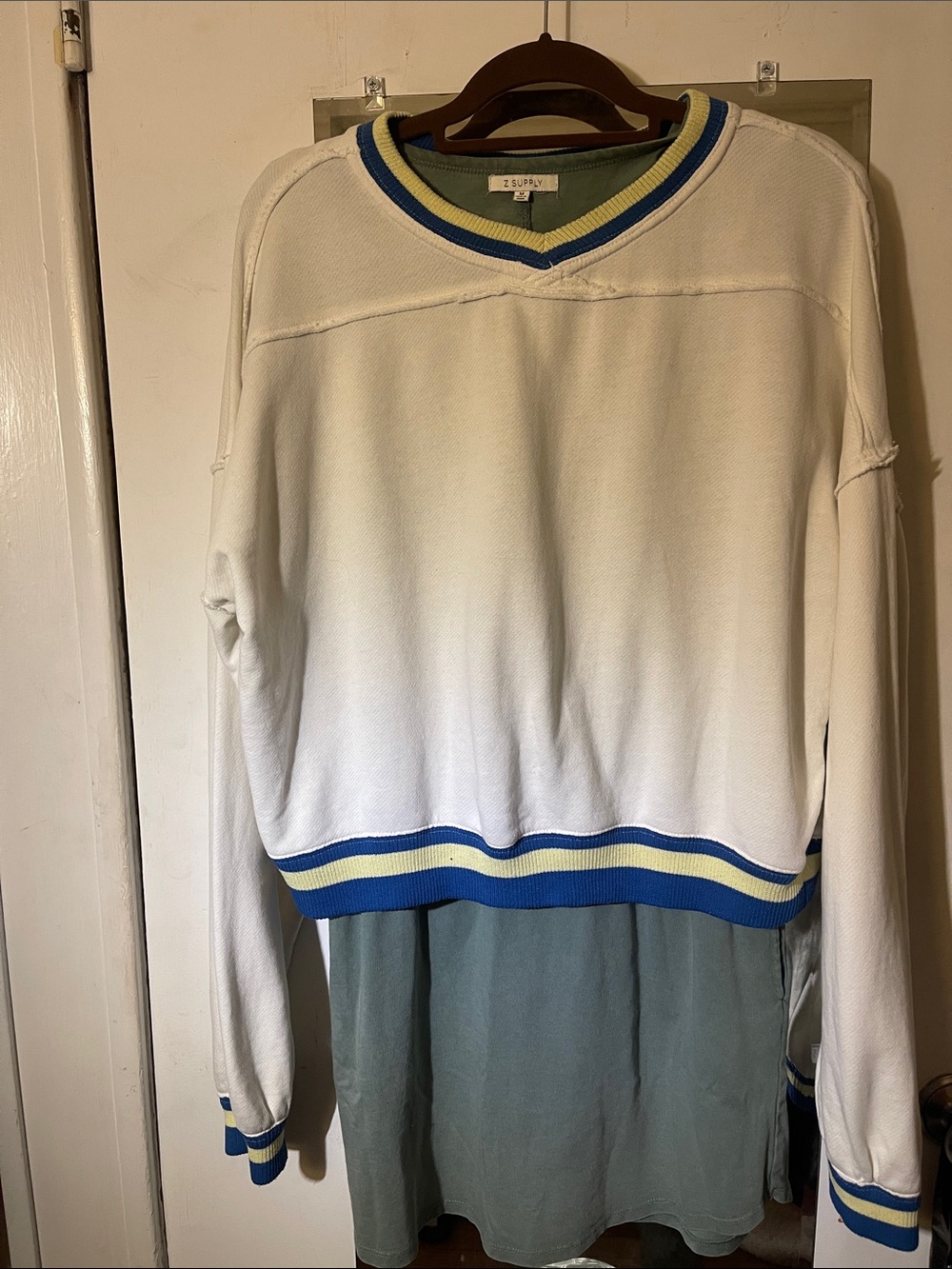 Free People Rio cropped Sweatshirt. - Picture 2 of 10
